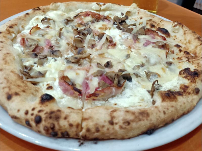 Pizza Blanca con Pancetta Ricotta y Champiñones