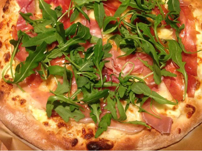 Pizza con Mozzarella, Jamon Serrano y Rucula